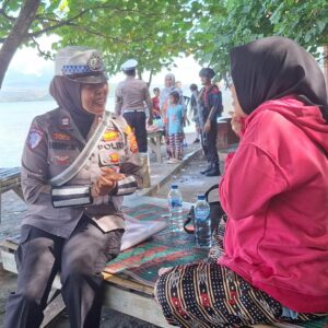Satgas Kamseltibcar Lantas Berikan Himbauan Keselamatan di Pantai Lawata dalam Rangka Operasi Ketupat Rinjani 2025