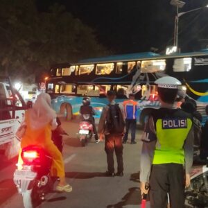 Personel Gabungan Pos Pelayanan dan Polsek Rasanae Barat Laksanakan Strong Point Malam, Berikan Rasa Aman Bagi Pengemudi Bus dan Masyarakat