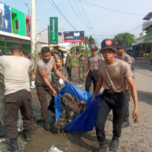 Personel Gabungan Laksanakan Aksi Bersih-Bersih di Pasar Sape dan Sekitarnya