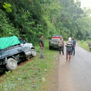 Polsek Langgudu Laksanakan Patroli Dialogis dan Bantu Warga yang Kendaraannya Terperosok ke Got
