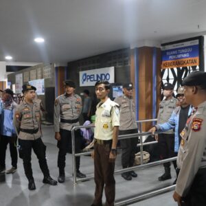 Personel Gabungan Polres Bima Kota Laksanakan Pengamanan Arus Balik KM Tilongkabila Tujuan Makassar