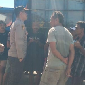 Sat Binmas Polres Bima Kota Gelar Jumat Curhat di Area Pelabuhan Bima, Serap Aspirasi Para Sopir