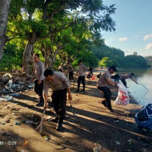 Personel Polres Bima Kota Ikuti Apel Siaga dan Gotong Royong Bersih Pantai di Taman Ni’u