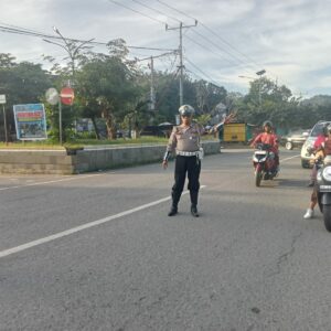 Personel Polsek Rasanae Barat Laksanakan Giat Rawan Pagi/Strong Point di Depan MTsN 1 Kota Bima