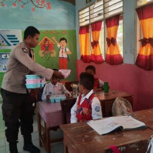 Polsek Asakota Kawal dan Bantu Pendistribusian Makanan Bergizi Gratis untuk 3.262 Siswa di Kota Bima