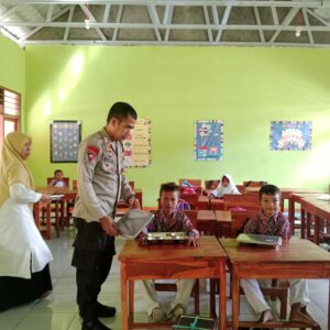 Bhabinkamtibmas Polsek Asakota Pantau Pendistribusian Makanan Bergizi Tahap Pertama di Dua Sekolah