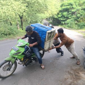 Potret Empati Personil Polsek Rasbar: Bantu Dorong Motor Penjual Rujak, Wujud Nyata Polisi untuk Masyarakat