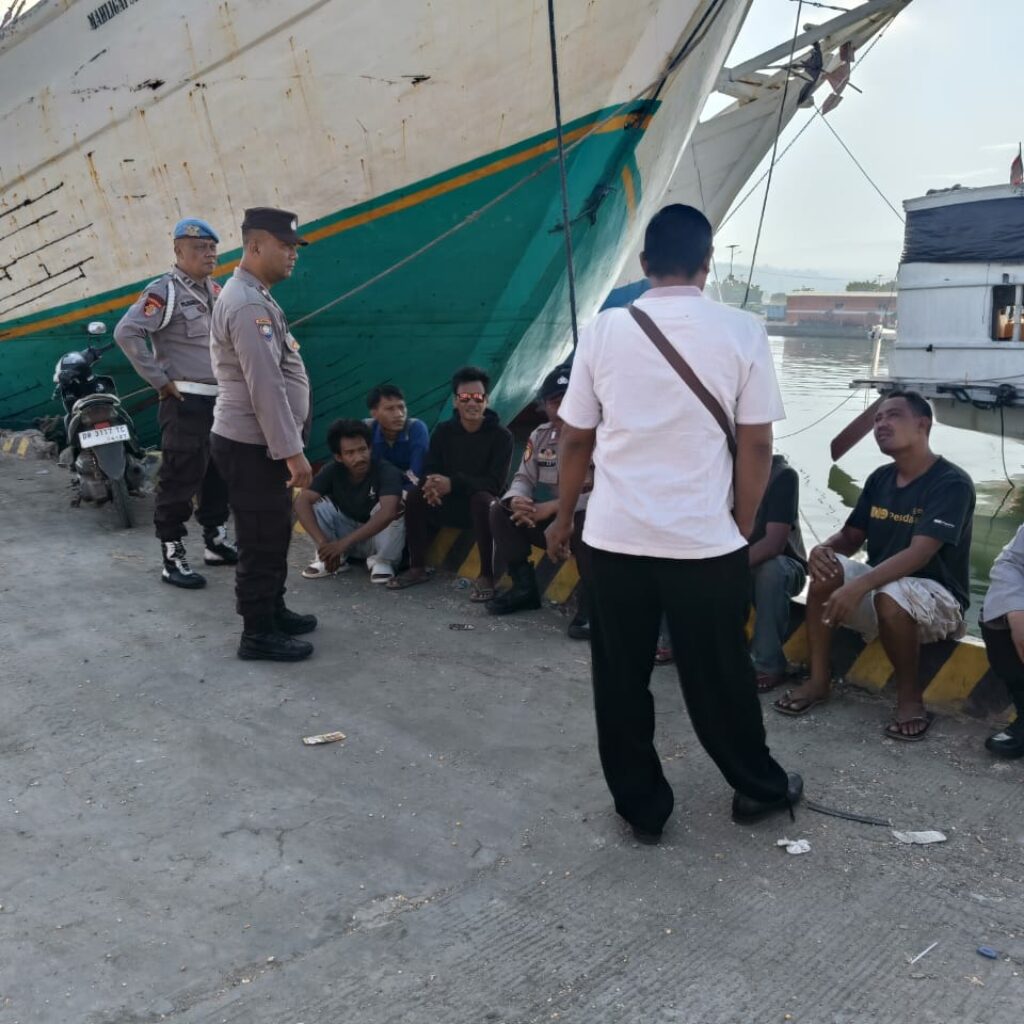 Polsek Kawasan Pelabuhan Laut Bima Gelar Jumat Curhat Bersama Buruh dan Penumpang