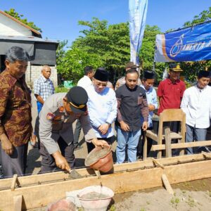 Kasat Binmas Hadiri Launching Program Jumat Berkah Bedah Rumah di Desa Rempek