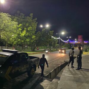 Polsek Rasanae Barat Gelar Patroli Blue Light Ciptakan Situasi Kamtibmas KondusifPolsek Rasanae Barat Gelar Patroli Blue Light Ciptakan Situasi Kamtibmas Kondusif