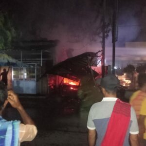 Polsek Sape Sigap Bantu Padamkan Kebakaran Rumah Makan di Desa Naru