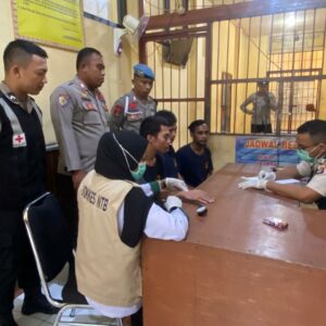 Si Dokkes Polres Bima Kota Laksanakan Pemeriksaan Kesehatan Rutin terhadap Tahanan