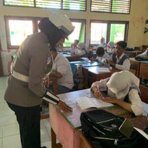 Sat Lantas Polres Bima Kota Gelar Sosialisasi Kamseltibcarlantas di SMKN 1 Kota Bima