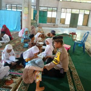 Bhabinkamtibmas Desa Ntori Sambang dan Ajar Anak-anak Mengaji di TPA Nurul Huda, Sampaikan Pesan Kamtibmas