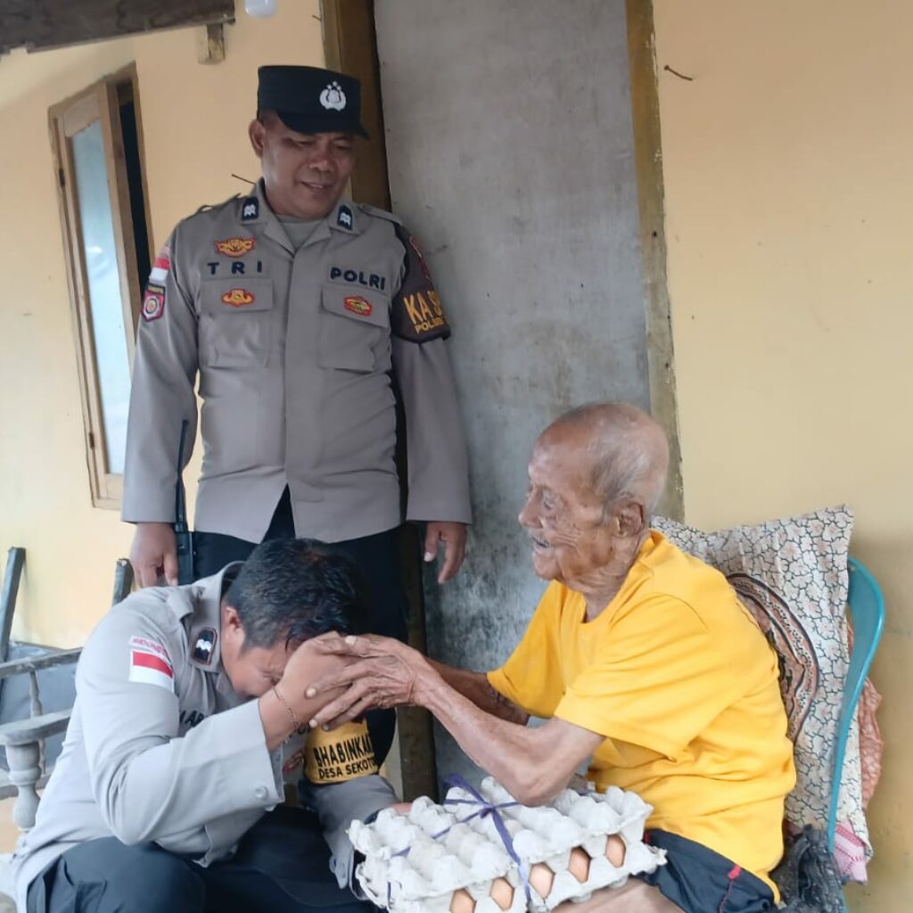 Polsek Sekotong Proaktif Salurkan Bantuan Nutrisi kepada Warga Miskin