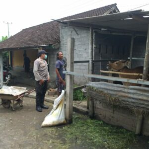 Peran Aktif Bhabinkamtibmas di Kuripan dalam Program Ketahanan Pangan Nasional