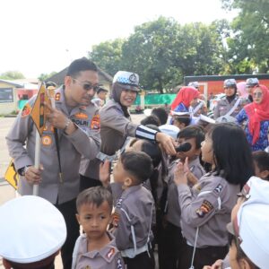 Tumbuhkan Kecintaan Anak Pada Polisi, Kapolres Loteng Kenalkan Tugas Polisi Sejak Dini.