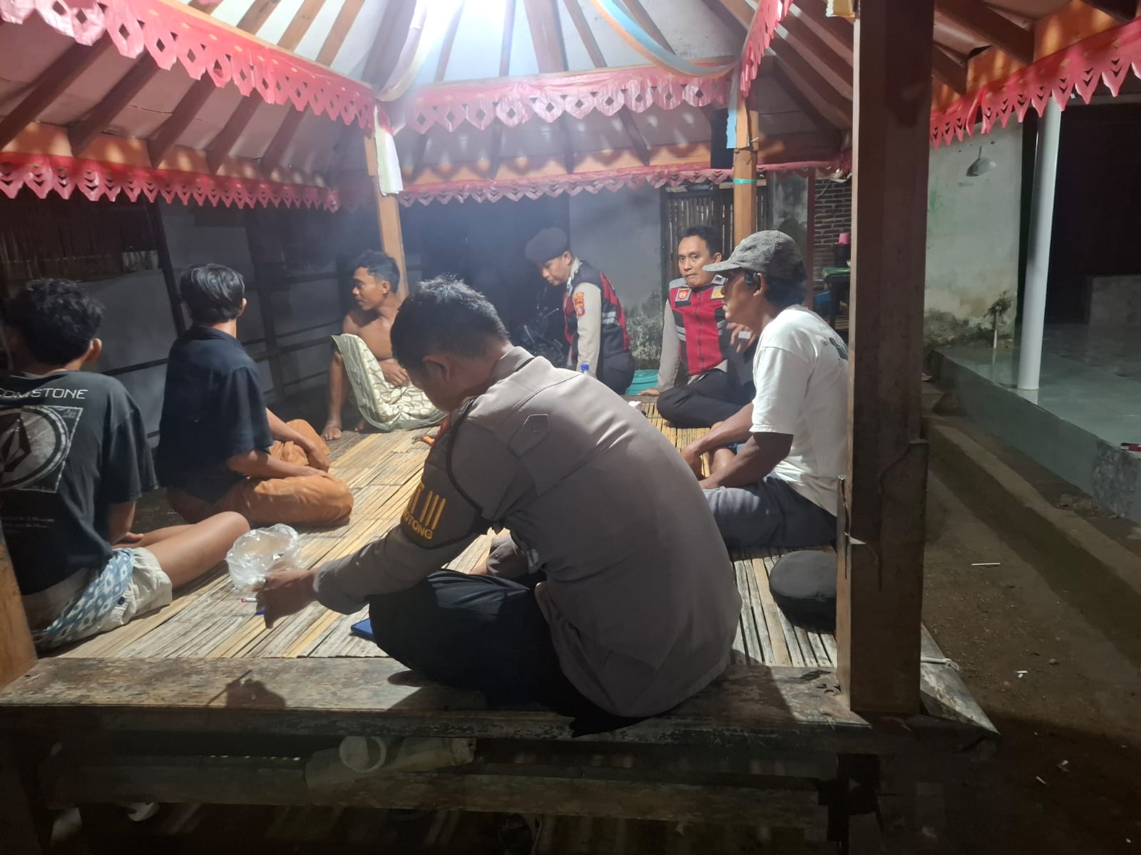 Kedekatan Polisi dan Warga Sekotong, Upaya Nyata Jaga Kamtibmas