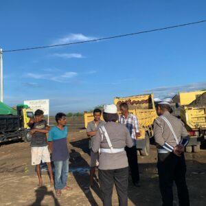 Satlantas Polres Bima Kota Sosialisasikan Kamseltibcarlantas kepada Sopir Truk Pasir di Amahami