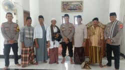 Kapolsek Utan Pimpin Salat Jumat Keliling, Imbau Jaga Kamtibmas dan Cooling System