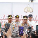 Hadiri Ground Breaking Asrama Polresta Samarinda, Kapolri Bagikan Sumur Bor-Sembako ke Warga