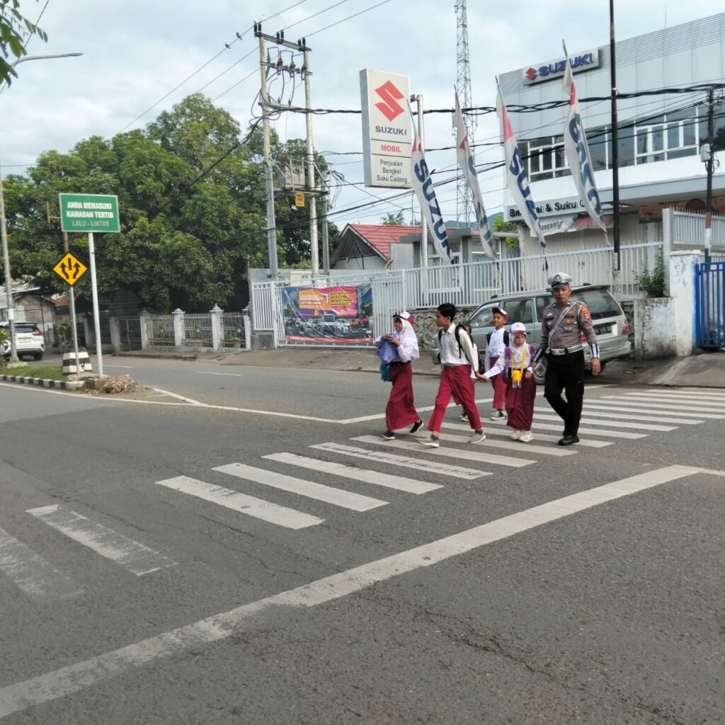 Sat Lantas Polres Bima Kota Laksanakan Rawan Pagi, Bantu Anak Sekolah dan Pejalan Kaki Menyeberang Jalan
