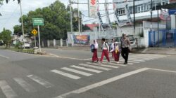 Sat Lantas Polres Bima Kota Laksanakan Rawan Pagi, Bantu Anak Sekolah dan Pejalan Kaki Menyeberang Jalan