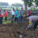 Bhabinkamtibmas Desa Manemeng Bersama Pemerintah Kecamatan Gotong Royong Membuat Kebun PKK/P2L