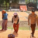 Bhabinkamtibmas Polres Bima Kota Pantau dan Bantu Warga Jemur Jagung di Desa Binaan