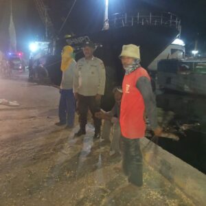 Polsek Kawasan Pelabuhan Laut Bima Laksanakan Patroli Rutin dan Beri Himbauan Harkamtibmas di Areal Dermaga