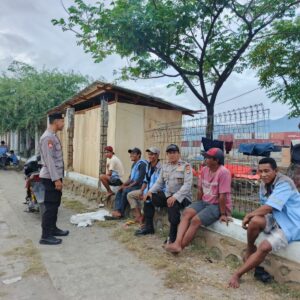 Polsek Kawasan Pelabuhan Laut Bima Laksanakan Patroli Rutin dan Beri Imbauan Kamtibmas di Areal Dermaga