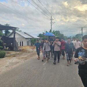 Kapolsek Labangka Hadiri Pemakaman Sekdes Sekokat, Wujudkan “Polri Untuk Masyarakat”