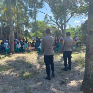 Polsubsektor Kawasan Lakey Amankan Ibadah Hari Raya Isa Almasih Umat Katolik di Pantai Lakey