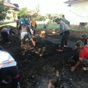 Gotong Royong Dukung Ketahanan Pangan: Polsubsektor Brang Ene Bersama TNI, Kecamatan, dan AGR Manfaatkan Pekarangan