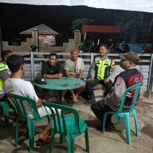 Patroli Malam Polsek Seteluk Sasar Warga Ai Suning, Tegaskan Komitmen Jaga Kamtibmas