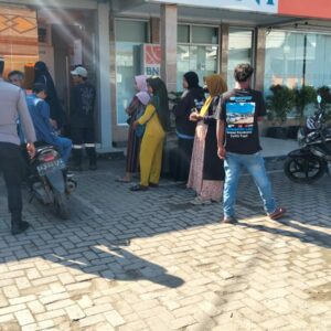 Anggota Piket Polsek Maluk Laksanakan Patroli Dialogis, Ciptakan Rasa Aman di Tengah Libur Panjang