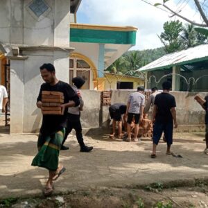 Bakti Religi Polri: Polsek Sekotong Bersihkan Masjid Dusun Taman Sejati