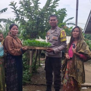 Dukung Ketahanan Pangan, Polsek Lembar Salurkan Bibit Cabai ke Warga