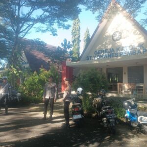 Polres Loteng Siagakan Personel di Sejumlah Gereja Saat Perayaan Kenaikan Yesus Kristus. ‎