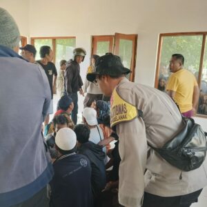 Polres Loteng, Basarnas dan Warga Berhasil Evakuasi Pelajar Tenggelam di Pantai Ketapak.