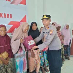 ‎Jelang Hari Bhayangkara ke-79, Polres Loteng Salurkan Bantuan Sembako untuk Warga