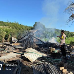Bhabinkamtibmas Utan Sigap Bantu Korban Kebakaran di Sumbawa
