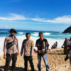Polsek Monta Patroli Pengamanan Wisata dan Berikan Rasa Nyaman Bagi Pengunjung Serta Antisipasi Aksi Premanisme di Pantai Wane