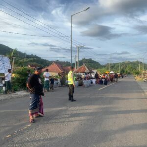 Bhabinkamtibmas Desa Kokarlian Berikan Pengamanan Upacara Keagamaan Ngulapin dalam Rangka Pembangunan Sanggah/Merajan