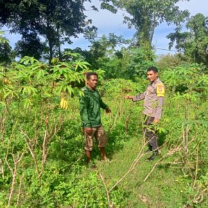 Bhabinkamtibmas Kandai 1 Dukung Pemanfaatan Pekarangan untuk Ketahanan Pangan Menuju Indonesia Emas 2045