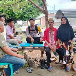 Bhabinkamtibmas Desa Sawe Sambangi Warga dan Sampaikan Imbauan Kamtibmas