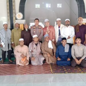 Jaga Kondusifitas Kamtibmas, Kapolsek Sekongkang Sholat Dzuhur Berjamaah Bersama Tokoh Agama
