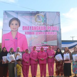 Ketua Bhayangkari Daerah Bengkulu Salurkan Bantuan Kemanusiaan bagi Korban Gempa