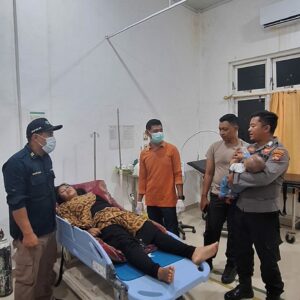 Respons Cepat Personel KPL Tano Evakuasi Ibu dan Bayi yang Pingsan di Atas Kapal