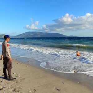 Patroli Laut Ditpolairud Polda NTB Jaga Keamanan Pantai Pasir Putih, Warga dan Wisatawan Diimbau Waspada